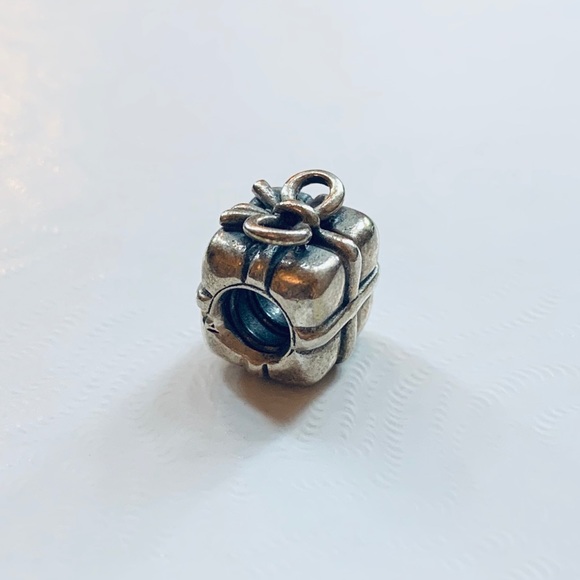 PANDORA Present/Gift Charm - Picture 3 of 3